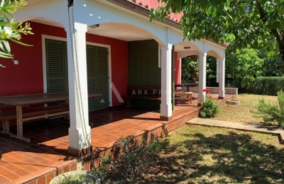 Kuća na super lokaciji u Zambratiji