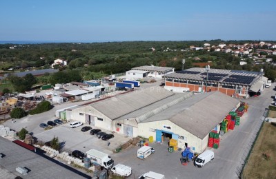 Poslovna hala 2989 m² s velikim zemljištem u Umagu