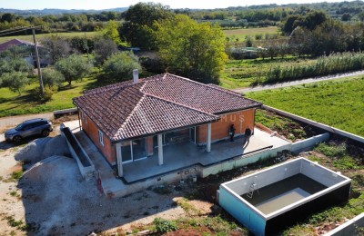Nova prizemna samostojeća kuća s bazenom – Juricani, Umag