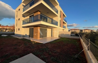 Veliki prizemni stan na top lokaciji, Zambratija, Umag