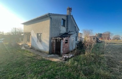 A house with 3 apartments for renovation, near Umag