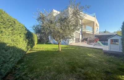 Moderna dvojna kuća u Bašaniji u blizini mora okružena zelenilom