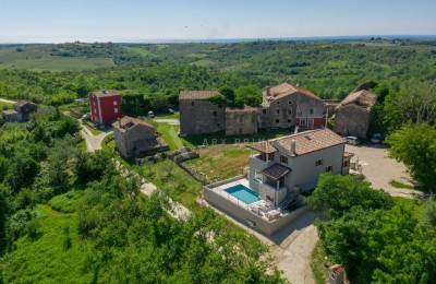 Vila s bazenom i panoramskim pogledom – okolica Buja