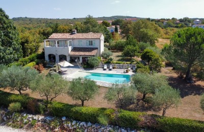 Elegantna istarska vila s panoramskim pogledom, bazenom i maslinama