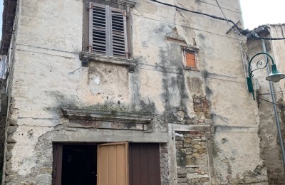 Grande casa in pietra nel centro di Buie